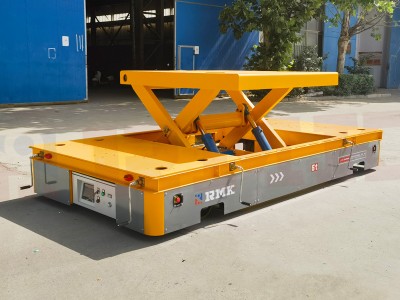 Wózek transportowy z wieloma napędami z koła Omni