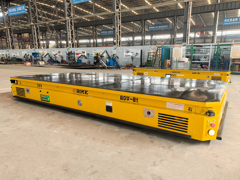 8-tonowy laserowo sterowany AGV z paletą podnoszącą