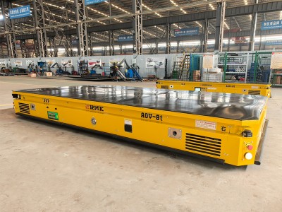 8-tonowy laserowo sterowany AGV z paletą podnoszącą